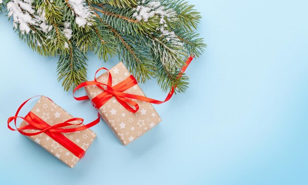 Caixas de presentes de Natal e árvore de abeto sobre fundo azul com espaço para suas saudações Vista superior plana
