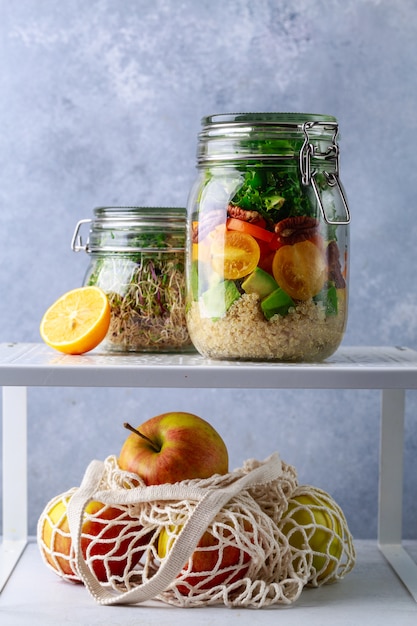 Foto caixas e latas de vidro com decantação de refrigerador de alimentos frescos