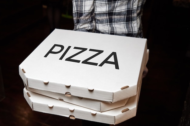 Caixas fechadas de pizza preparada para entrega