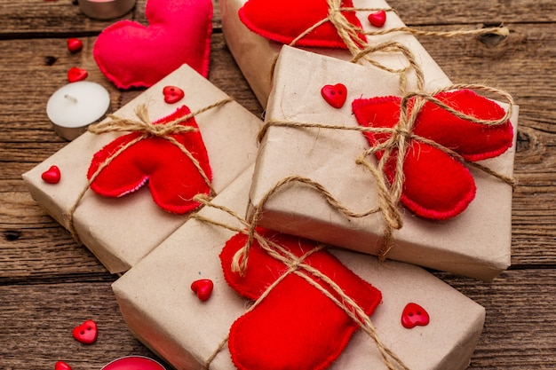 Caixas festivas em papel ofício com corações de feltro vermelho