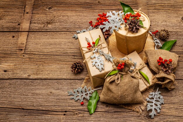 Caixas festivas em papel ofício e sacos com diferentes decorações orgânicas