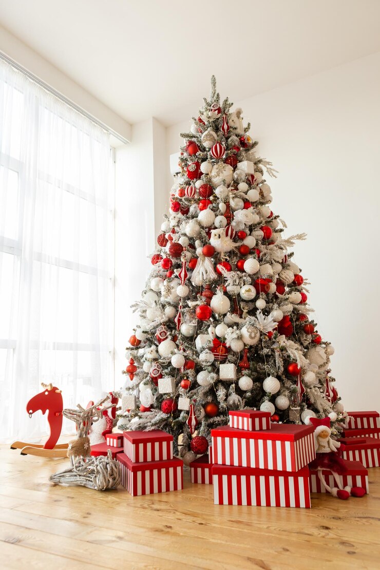 Caixas vermelhas com presentes Árvore de Natal com decorações brancas e vermelhas Design de Natal interior grande pinheiro festivo interior de casa