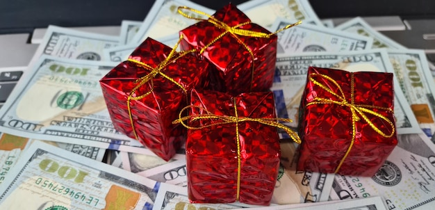 Caixas vermelhas com presentes e dólares americanos como símbolo de gastos de férias