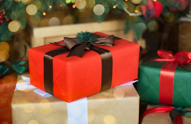 Caixas vermelhas e verdes com presentes de Natal