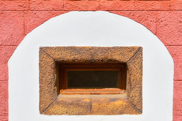 caixilho de janela exterior decorado a cores em Cortes