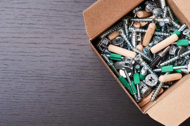 Caja abierta con montaje de muebles sobre un fondo de madera con espacio de copia.