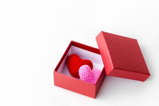 Caja abierta de regalo especial con Heart Knitting dentro de la caja para decoración en el fondo Concepto de amor y tarjeta de felicitación día de san valentín para agregar mensaje de texto