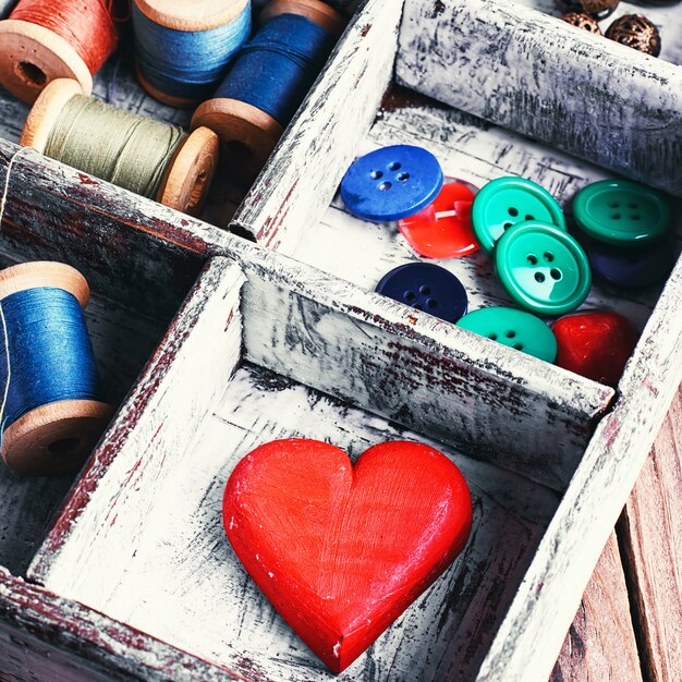 Caja con accesorios de costura.