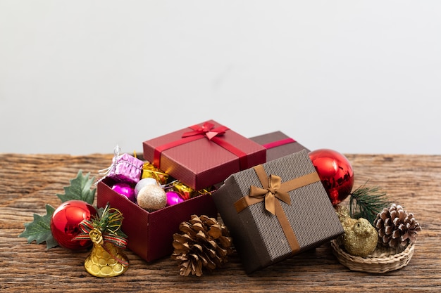 Caja actual con cinta de color sobre fondo blanco para ocasión especial de cumpleaños de Navidad