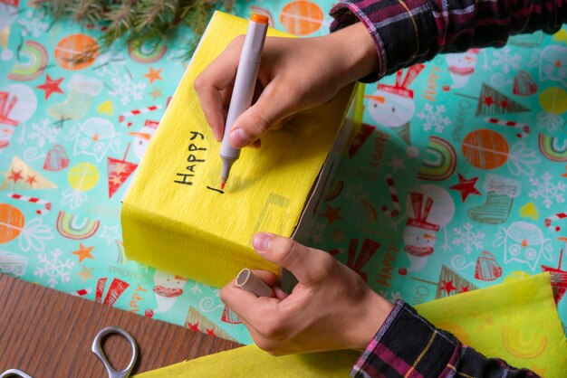 Caja actual escribiendo un deseo en un nuevo año.