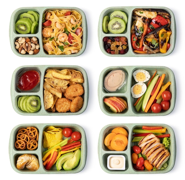 Caja de almuerzo con deliciosa comida sobre un fondo blanco.