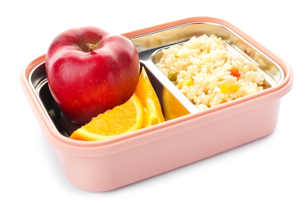 Caja de almuerzo escolar con comida sabrosa en blanco