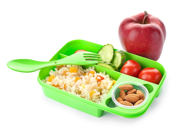 Caja de almuerzo escolar con comida sabrosa sobre fondo blanco.