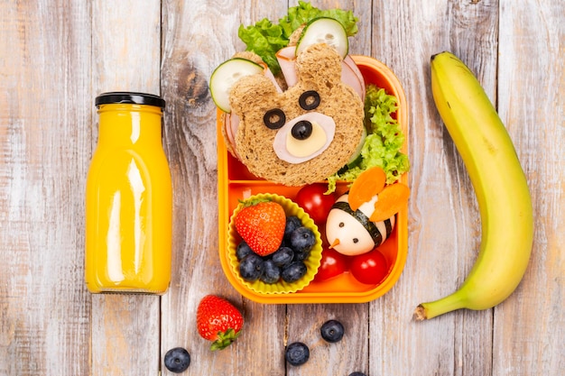 Caja de almuerzo con sándwich de oso divertido