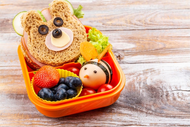 Caja de almuerzo con sándwich de oso divertido