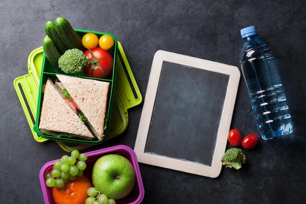 Foto caja de almuerzo con verduras y sándwich