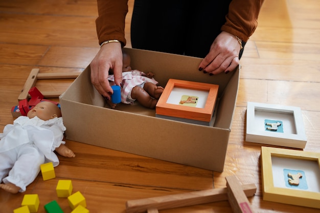 Foto caja de alto ángulo con productos en el piso.