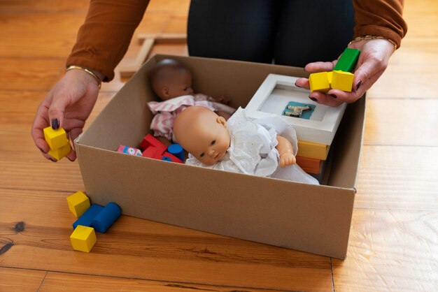 Caja de alto ángulo con productos en el piso.