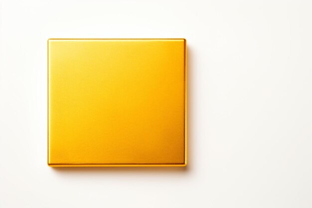Foto una caja amarilla en una superficie blanca