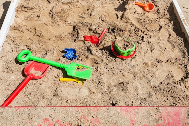 Caja de arena con juguetes en el parque infantil