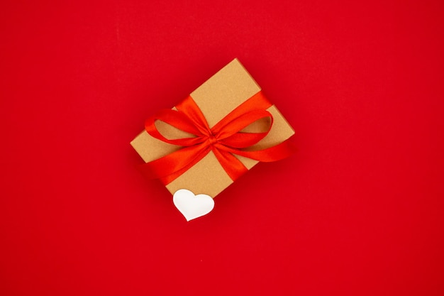 En una caja artesanal de fondo rojo con cinta roja Un regalo para el Día de San Valentín