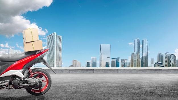 Caja atada en una motocicleta prepárate para mudik