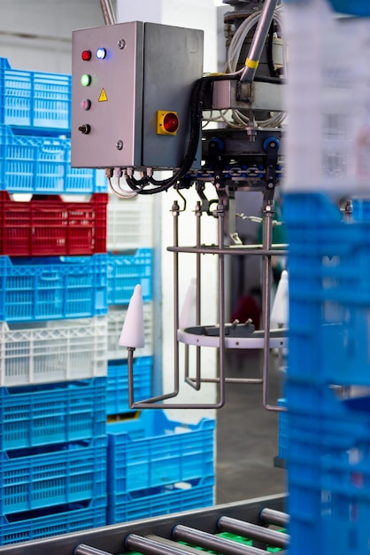 Una caja azul está en un almacén con cajas azules.