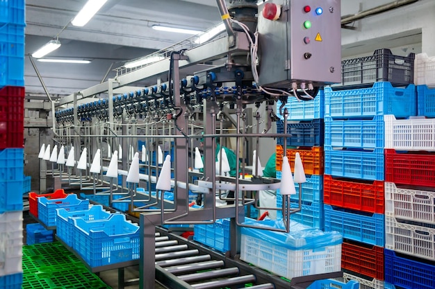 Una caja azul está en una cinta transportadora en una fábrica.