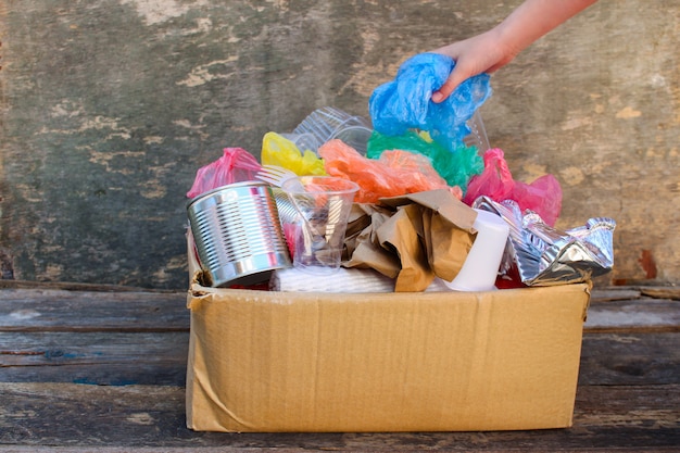 Caja con basura en madera