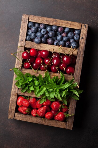 Caja de bayas frescas de verano Cereza arándano fresa y menta Vista superior