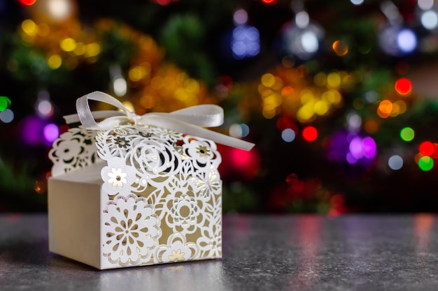 Caja blanca con cinta regalo sorpresa navidad año nuevo