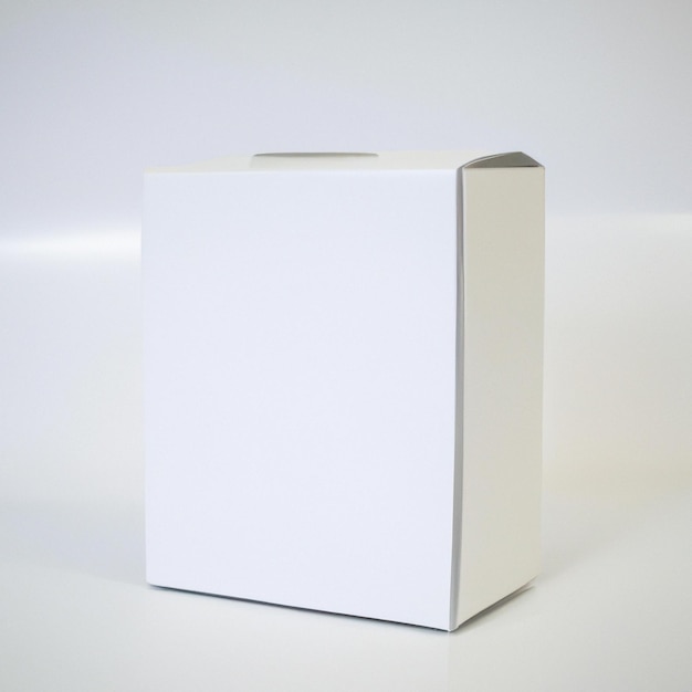 Una caja blanca se encuentra en posición vertical sobre un fondo blanco.