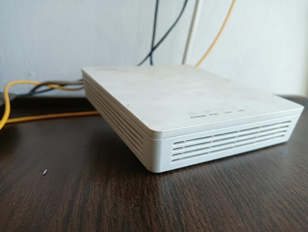 Una caja blanca en una mesa