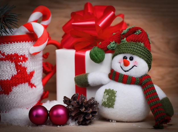 Caja blanca con regalo de Navidad, la Copa de Navidad y una nieve de juguete.