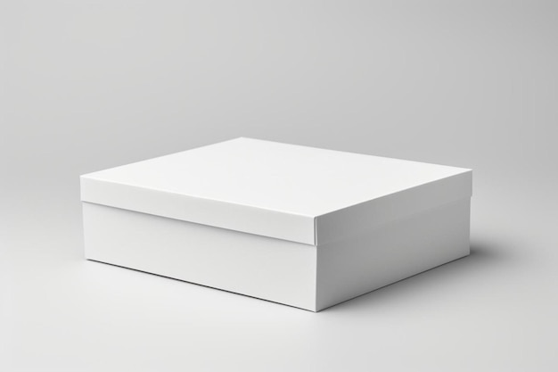 una caja blanca con una tapa en una superficie llana