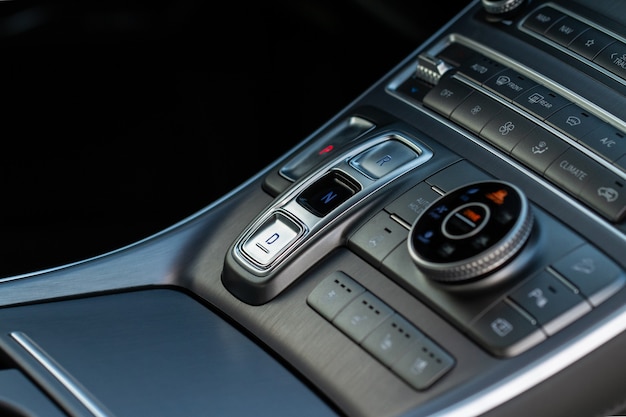 Caja de cambios automática de coche moderno. Botones de control de la caja de cambios. Selector de marchas de cerca.