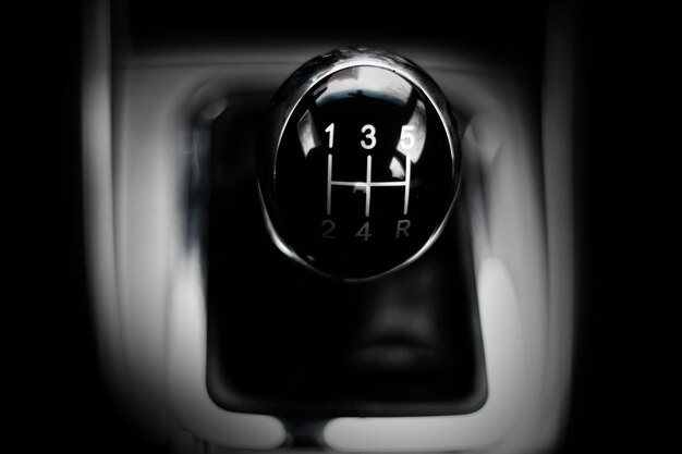 Caja de cambios manual en el coche macro negro
