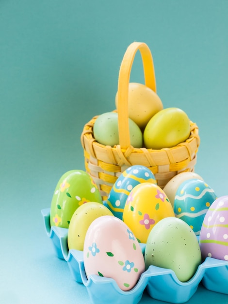 Caja y canasta con huevos de pascua pintados.