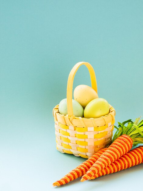 Caja y canasta con huevos de pascua pintados.