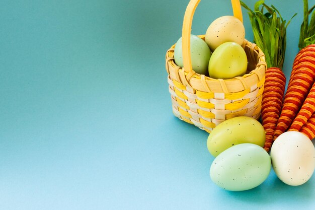 Caja y canasta con huevos de pascua pintados.