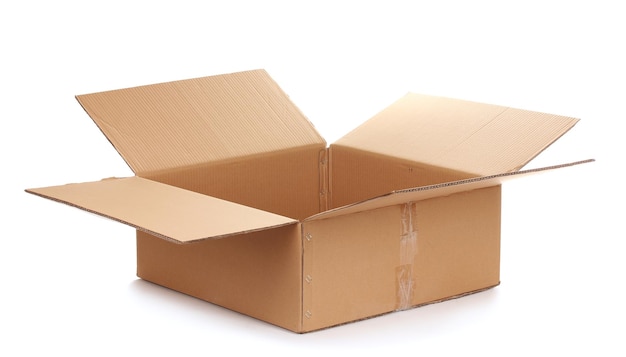 Caja de cartón abierta aislada en blanco