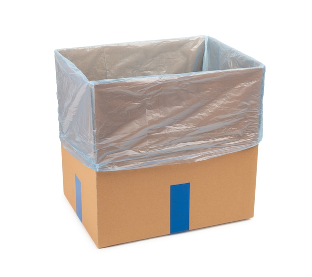 Caja de cartón abierta para almacenar mercancías y paquetes por correo con una bolsa de plástico en su interior