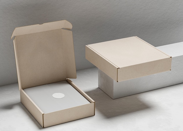 Caja de cartón abierta y cerrada con concepto industrial para uso en maquetas