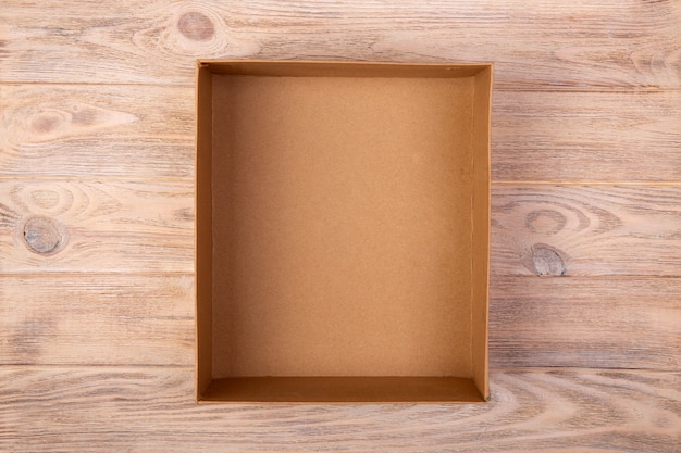 Caja de cartón abierta sobre superficie de madera