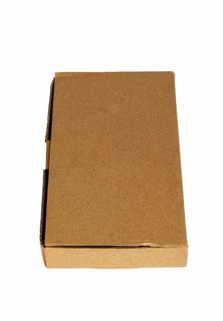 Caja de cartón aislado sobre un fondo blanco.
