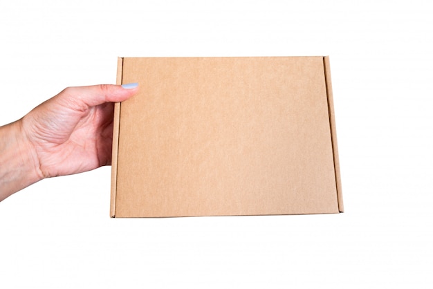 Caja de cartón artesanal marrón en mano de mujer, aislamientos