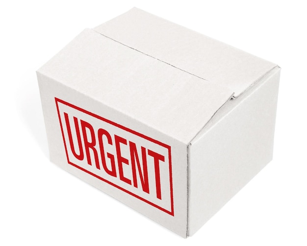 Caja de cartón cerrada con una etiqueta de URGENTE