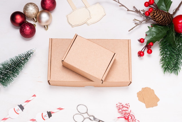Caja de cartón en un escritorio de madera decorado con adornos navideños