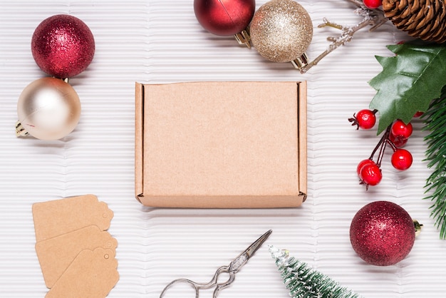 Caja de cartón en un escritorio de madera decorado con adornos navideños