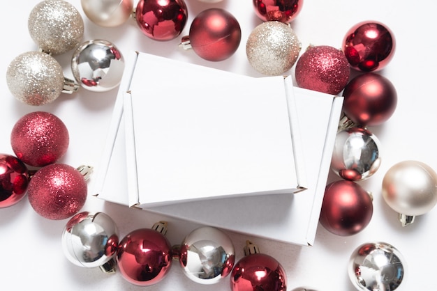 Caja de cartón marrón decorada con adornos navideños